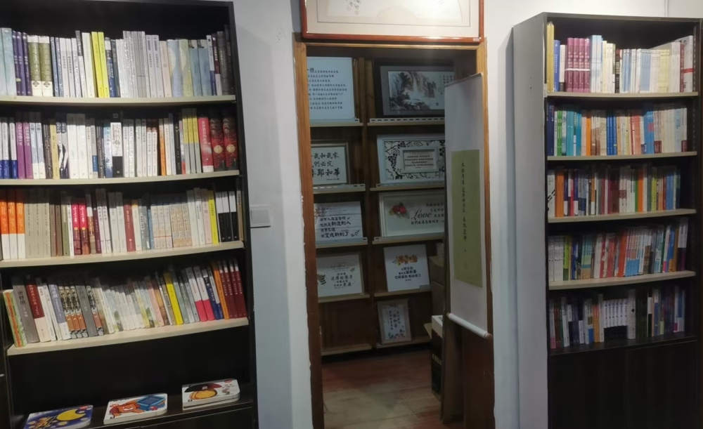 墙外的叩门声与墙内的隐忧：一间基督教书店里的十年观察